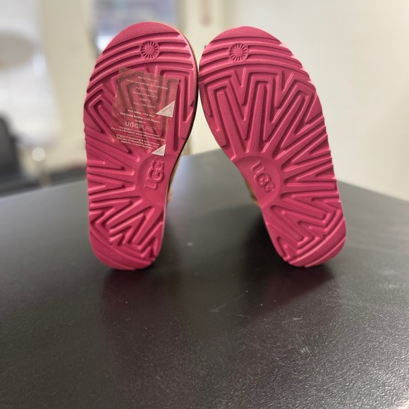 New out of box UGGS - Picture 5 of 6